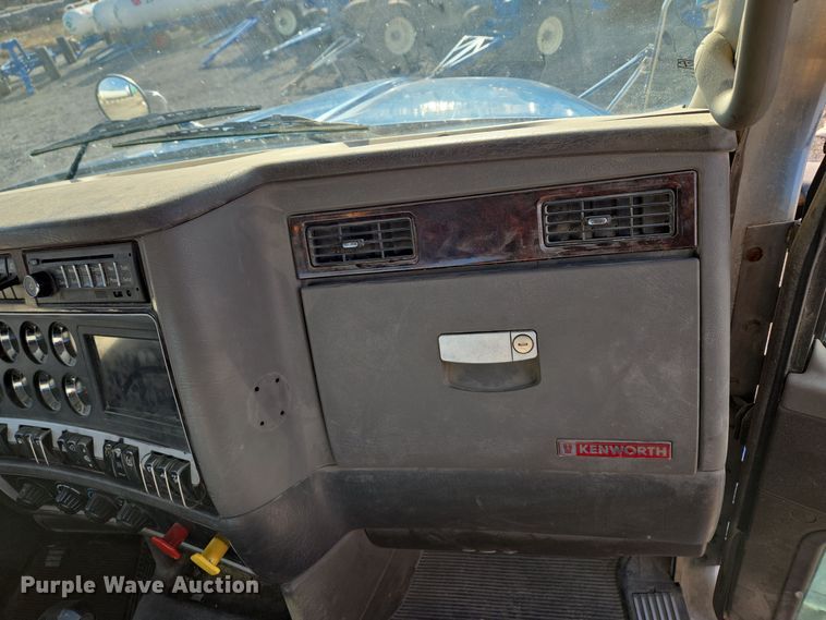 image for item EQ3949 2014 Kenworth T660 semi truck