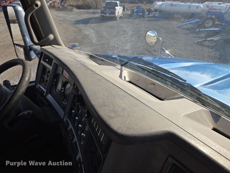 image for item EQ3949 2014 Kenworth T660 semi truck