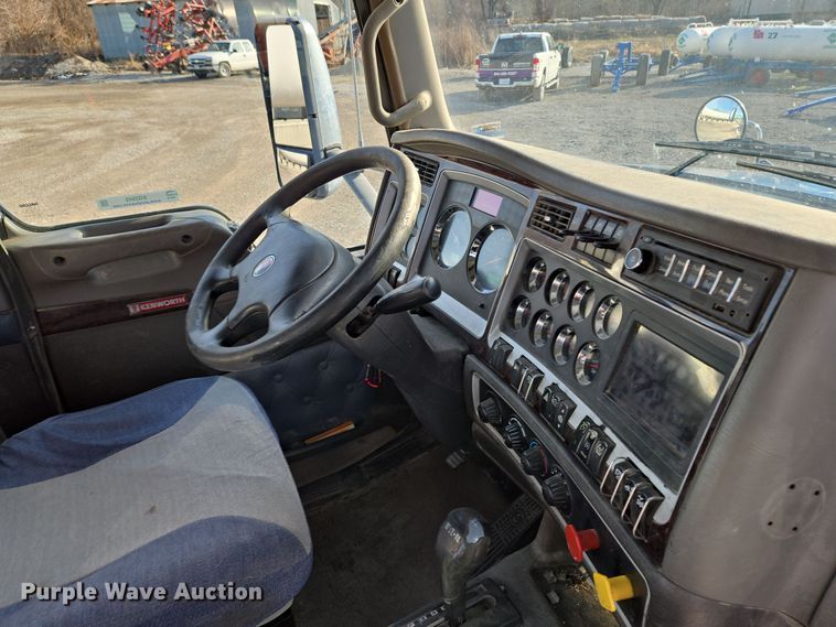 image for item EQ3949 2014 Kenworth T660 semi truck