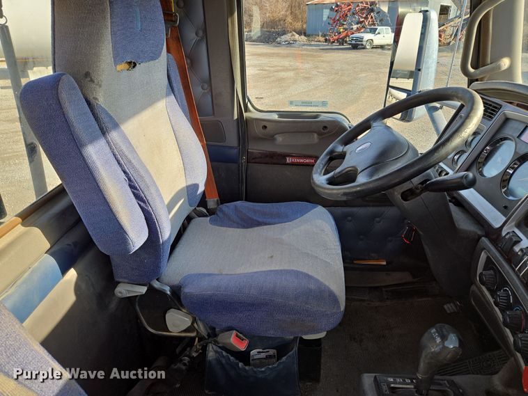 image for item EQ3949 2014 Kenworth T660 semi truck