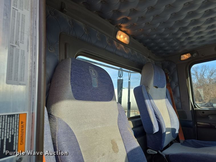 image for item EQ3949 2014 Kenworth T660 semi truck