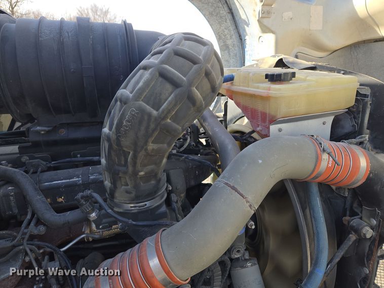 image for item EQ3949 2014 Kenworth T660 semi truck