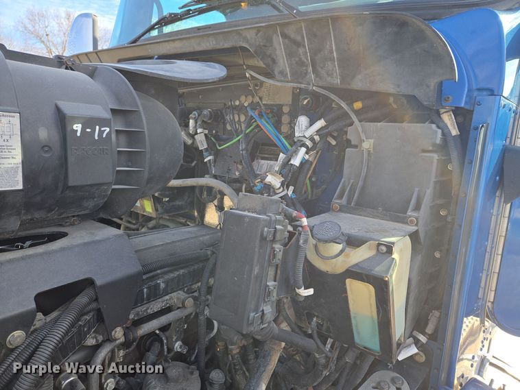 image for item EQ3949 2014 Kenworth T660 semi truck