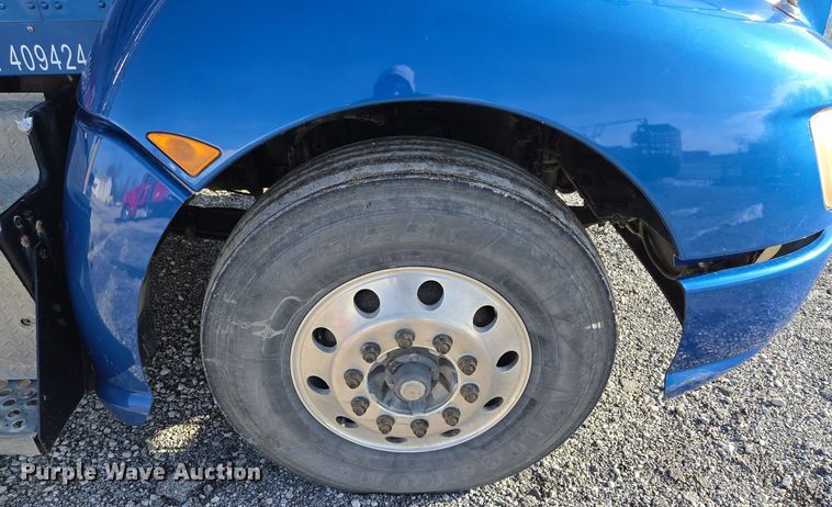 image for item EQ3949 2014 Kenworth T660 semi truck