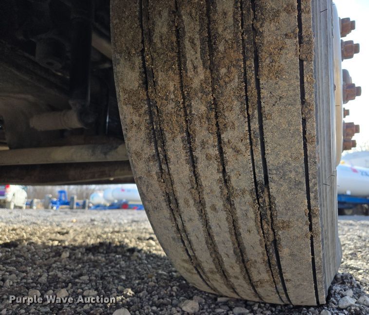 image for item EQ3949 2014 Kenworth T660 semi truck