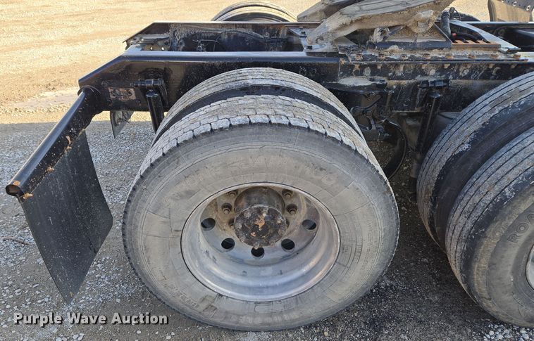 image for item EQ3949 2014 Kenworth T660 semi truck