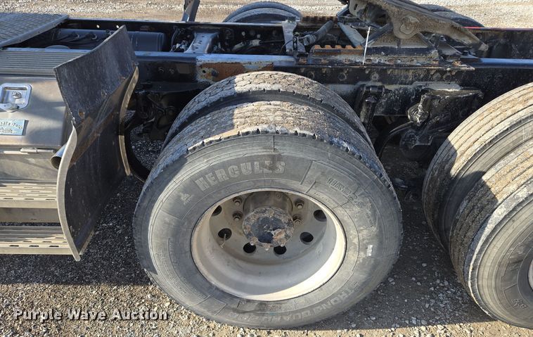 image for item EQ3949 2014 Kenworth T660 semi truck