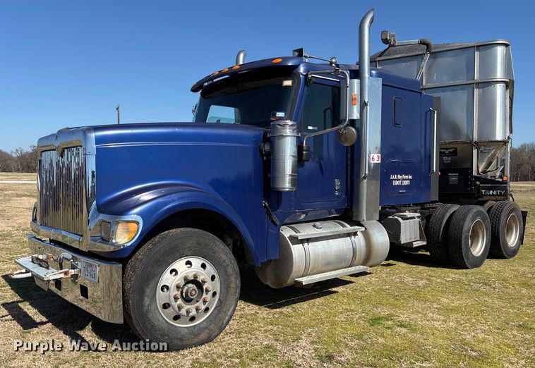 image for item EY9884 2000 International 9900ix semi truck