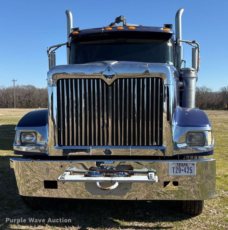 image for item EY9884 2000 International 9900ix semi truck