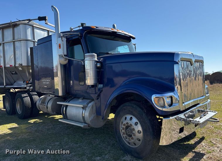 image for item EY9884 2000 International 9900ix semi truck