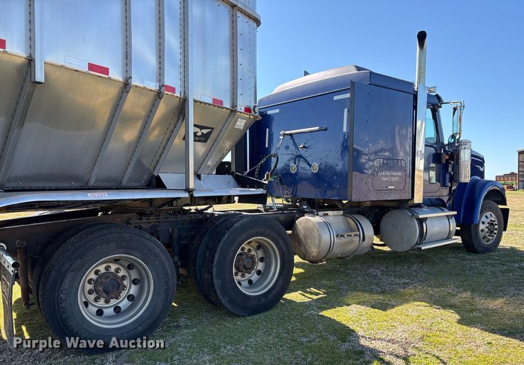 image for item EY9884 2000 International 9900ix semi truck