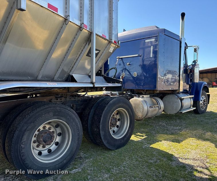 image for item EY9884 2000 International 9900ix semi truck