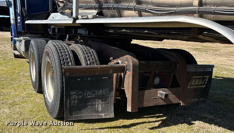 image for item EY9884 2000 International 9900ix semi truck