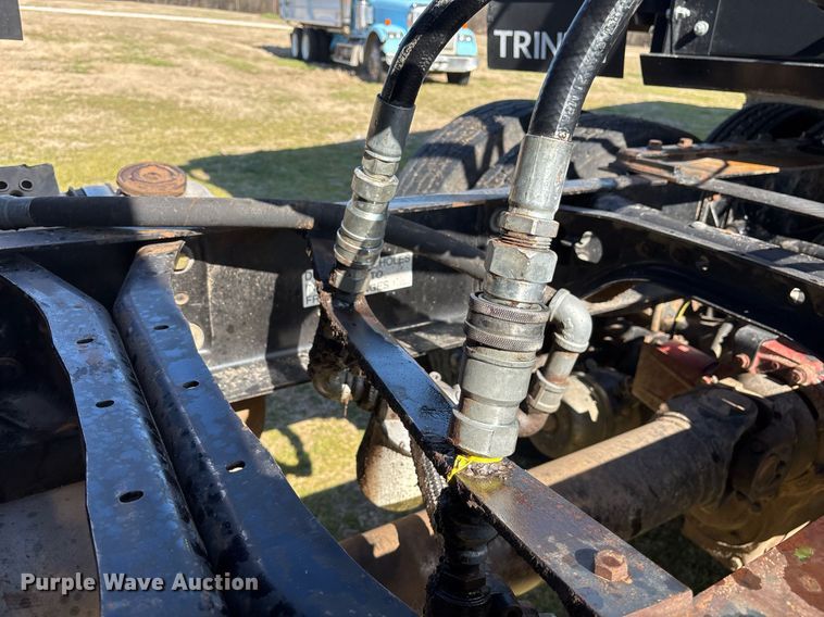 image for item EY9884 2000 International 9900ix semi truck