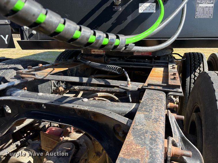 image for item EY9884 2000 International 9900ix semi truck