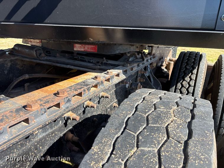 image for item EY9884 2000 International 9900ix semi truck