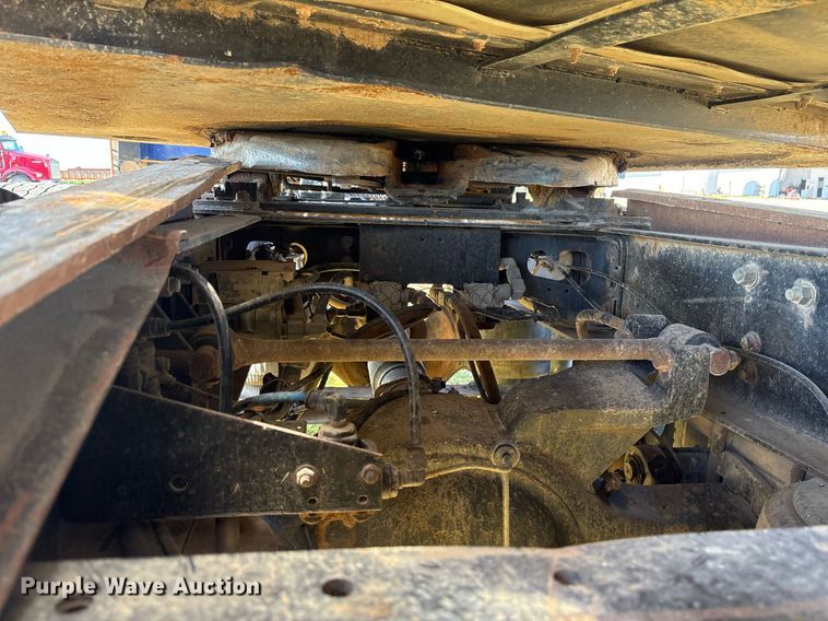 image for item EY9884 2000 International 9900ix semi truck