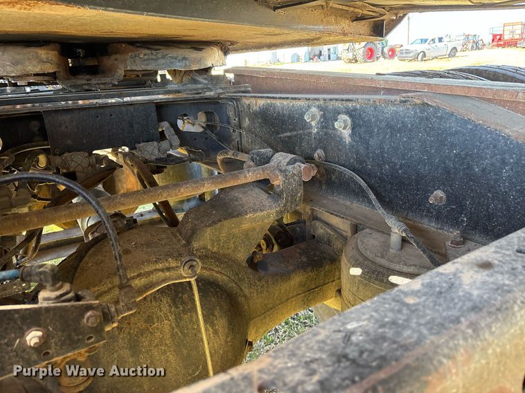 image for item EY9884 2000 International 9900ix semi truck