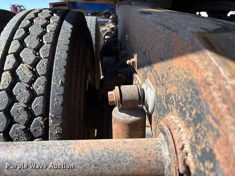 image for item EY9884 2000 International 9900ix semi truck