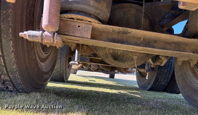 image for item EY9884 2000 International 9900ix semi truck