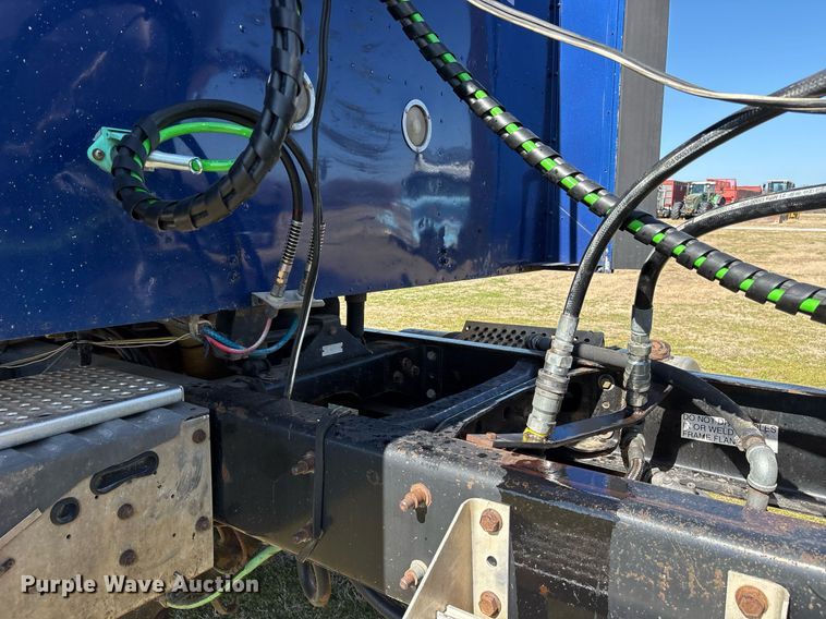 image for item EY9884 2000 International 9900ix semi truck