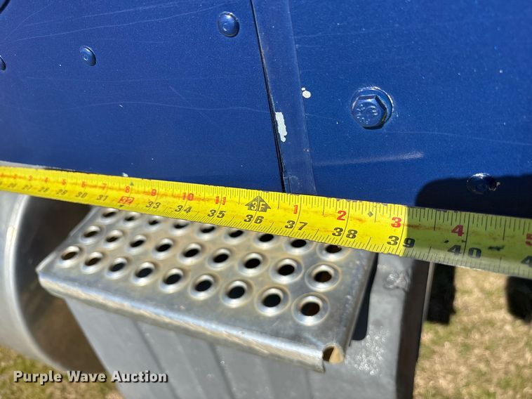 image for item EY9884 2000 International 9900ix semi truck