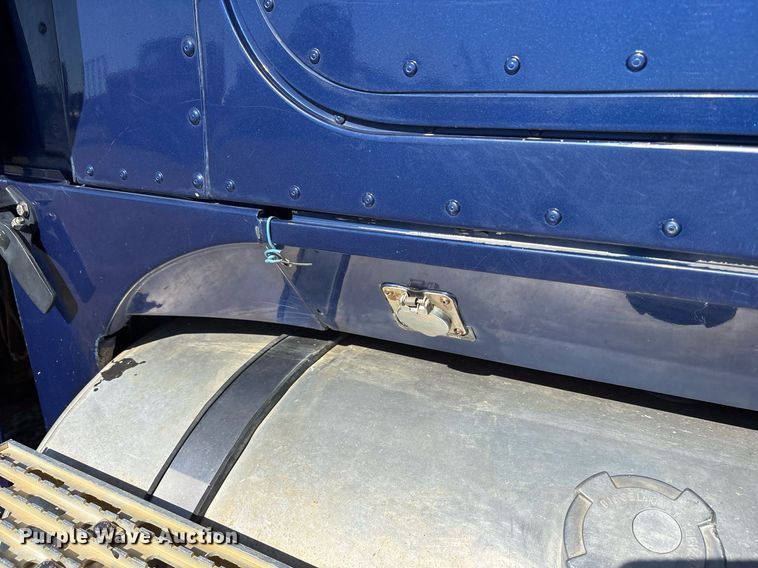 image for item EY9884 2000 International 9900ix semi truck