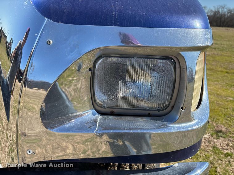 image for item EY9884 2000 International 9900ix semi truck