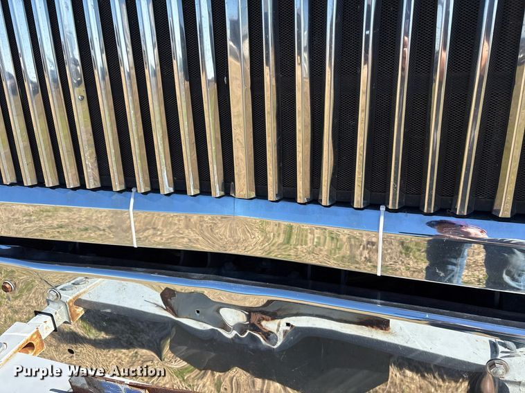 image for item EY9884 2000 International 9900ix semi truck