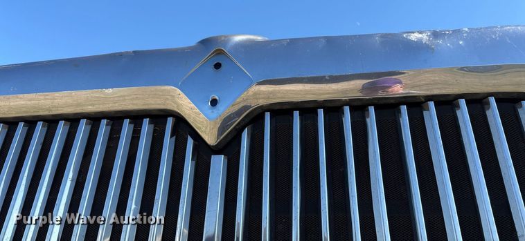 image for item EY9884 2000 International 9900ix semi truck