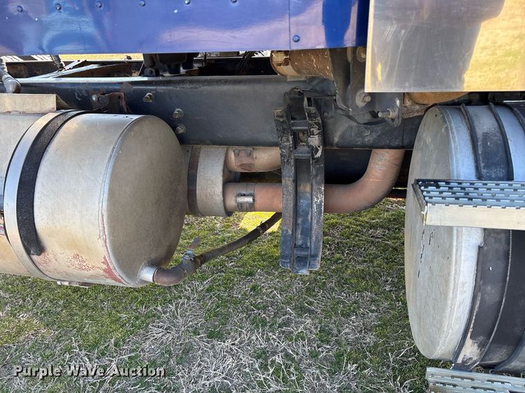 image for item EY9884 2000 International 9900ix semi truck