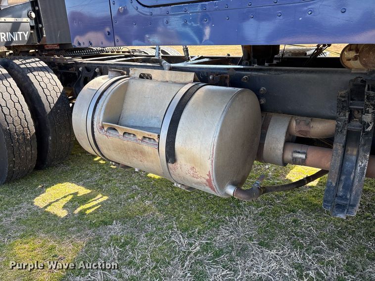 image for item EY9884 2000 International 9900ix semi truck