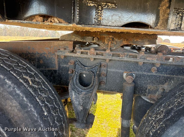 image for item EY9884 2000 International 9900ix semi truck