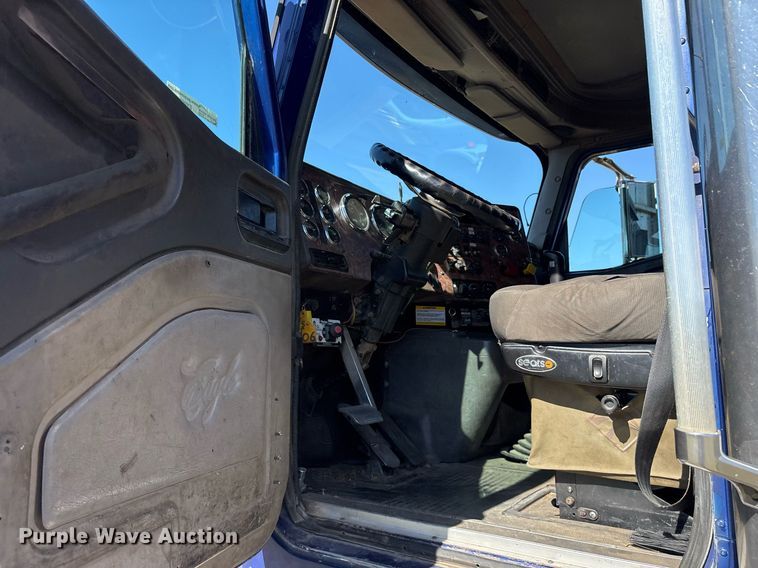 image for item EY9884 2000 International 9900ix semi truck