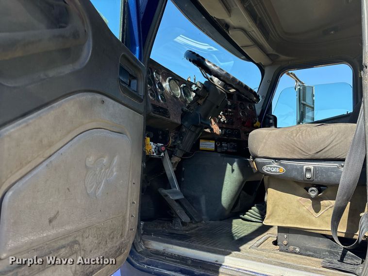 image for item EY9884 2000 International 9900ix semi truck