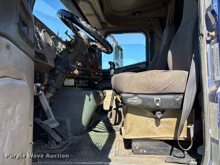 image for item EY9884 2000 International 9900ix semi truck