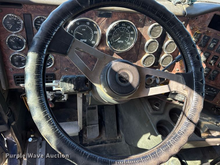 image for item EY9884 2000 International 9900ix semi truck