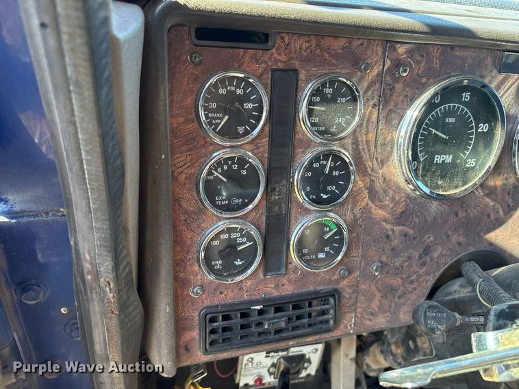 image for item EY9884 2000 International 9900ix semi truck