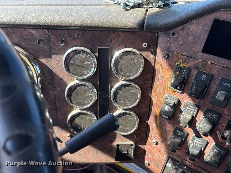 image for item EY9884 2000 International 9900ix semi truck