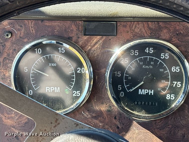 image for item EY9884 2000 International 9900ix semi truck