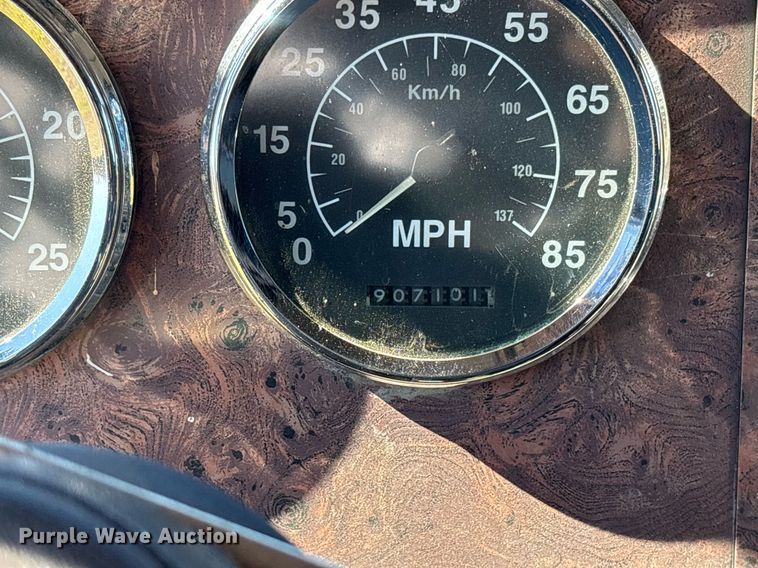 image for item EY9884 2000 International 9900ix semi truck