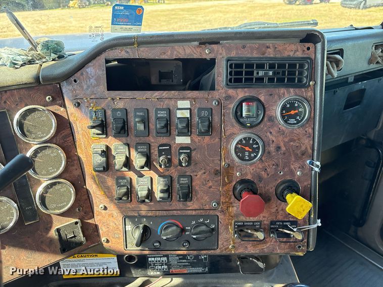 image for item EY9884 2000 International 9900ix semi truck