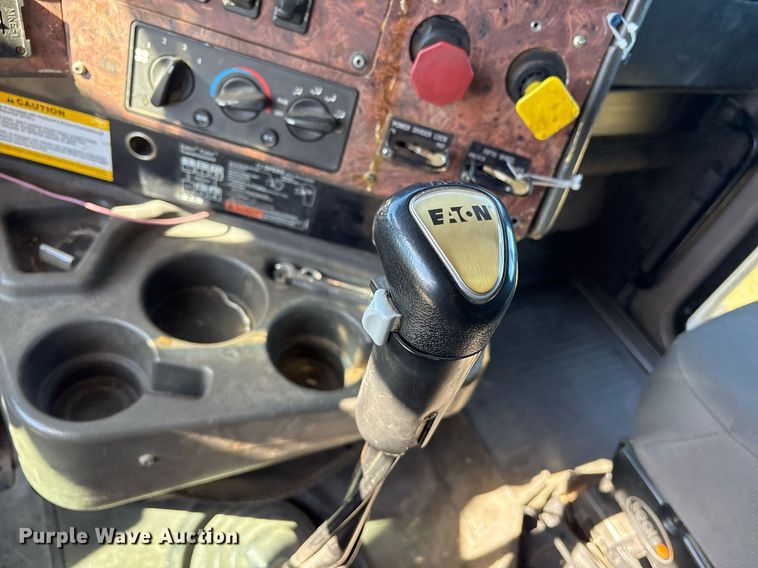 image for item EY9884 2000 International 9900ix semi truck