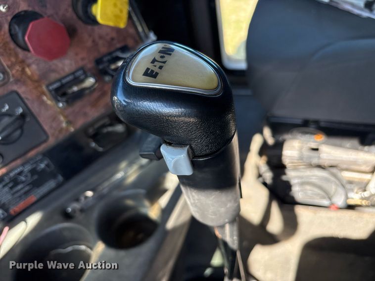 image for item EY9884 2000 International 9900ix semi truck