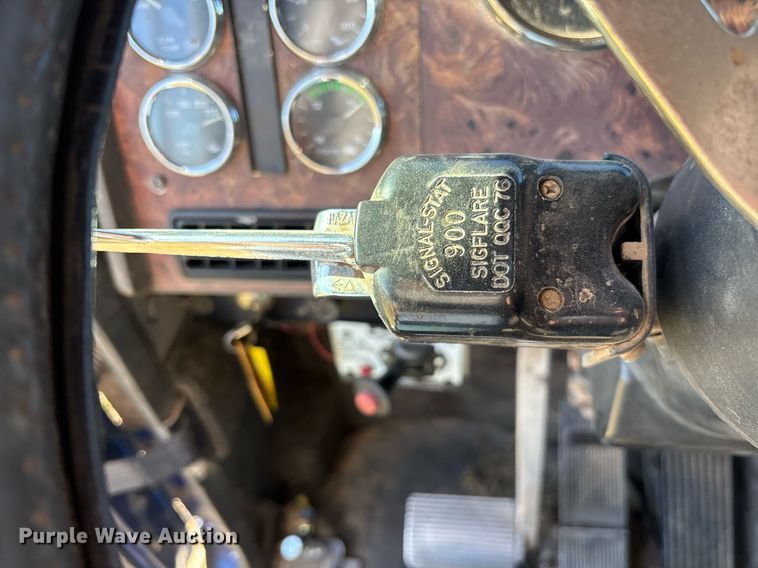 image for item EY9884 2000 International 9900ix semi truck