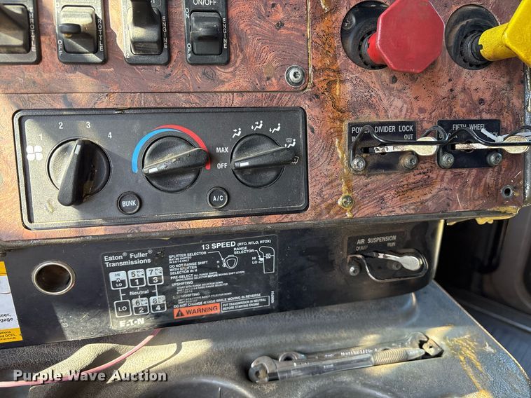 image for item EY9884 2000 International 9900ix semi truck