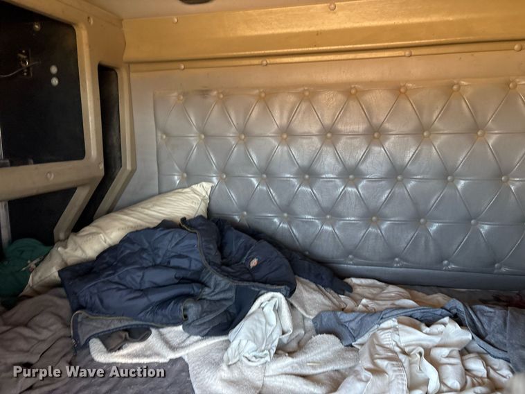 image for item EY9884 2000 International 9900ix semi truck