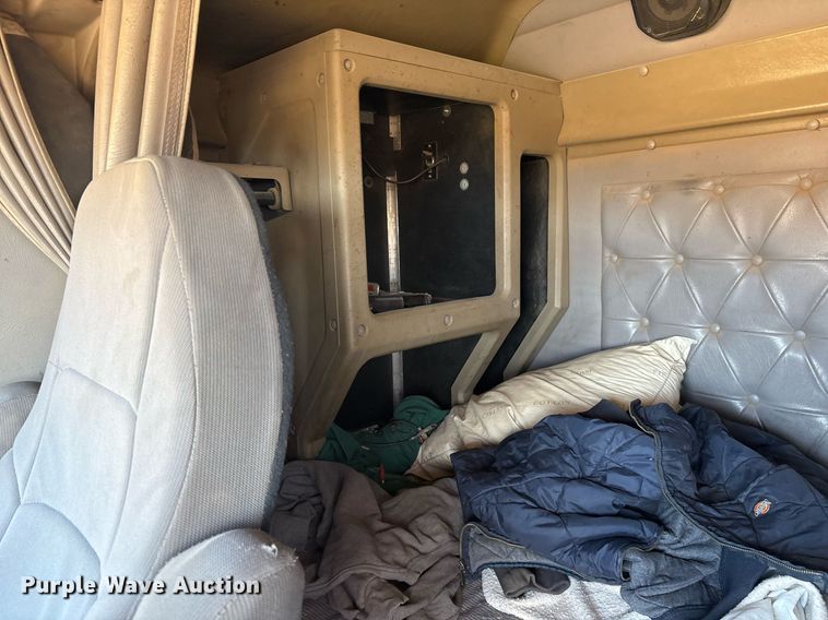 image for item EY9884 2000 International 9900ix semi truck