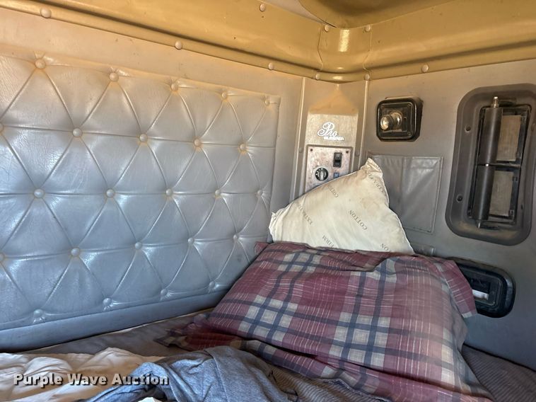 image for item EY9884 2000 International 9900ix semi truck