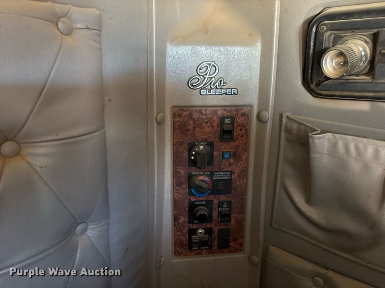 image for item EY9884 2000 International 9900ix semi truck